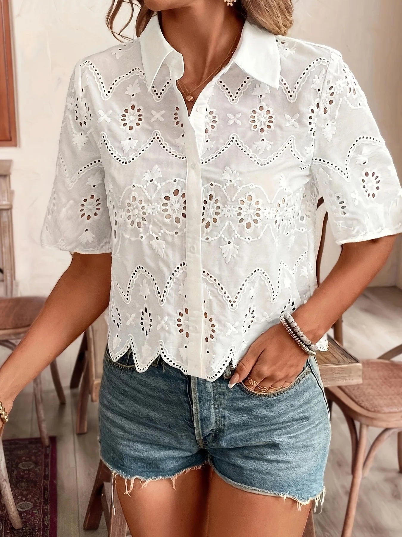 Camisa Delicaté Marise - Bordados Florais Vazados em Laise