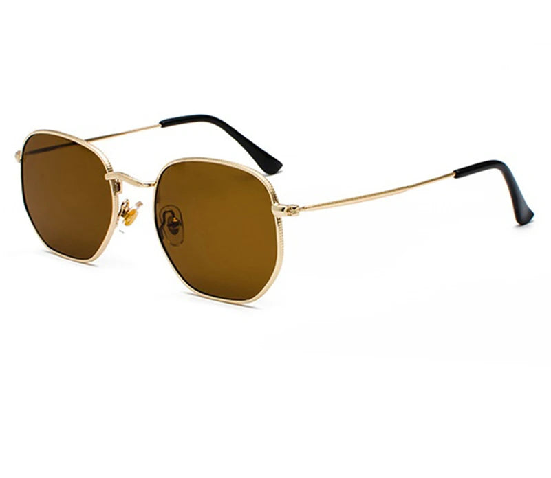 Óculos Hexagonais Retrô UV400 — Estilo e Proteção em Todos os Momentos
Transforme seus looks com um acessório moderno, sofisticado e cheio de personalidade. Os óculos retrô hexagonais da Gata Raposa unem design fashion com proteção UV400, garantindo conforto visual e muito estilo para o dia a dia, viagens, praia e momentos ao ar livre.
Com armação metálica leve e resistente, esse modelo combina perfeitamente com produções casuais, elegantes e tendências streetwear ou boho chic. As lentes espelhadas com pr