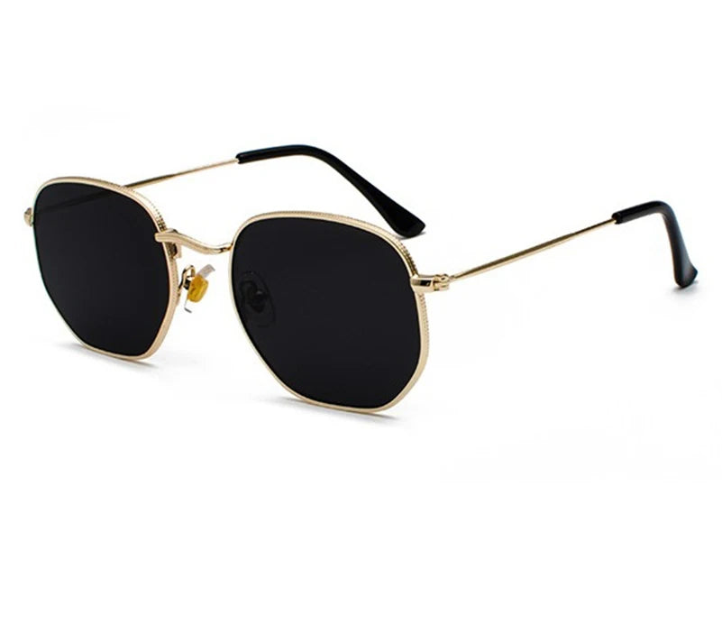 Óculos Hexagonais Retrô UV400 — Estilo e Proteção em Todos os Momentos
Transforme seus looks com um acessório moderno, sofisticado e cheio de personalidade. Os óculos retrô hexagonais da Gata Raposa unem design fashion com proteção UV400, garantindo conforto visual e muito estilo para o dia a dia, viagens, praia e momentos ao ar livre.
Com armação metálica leve e resistente, esse modelo combina perfeitamente com produções casuais, elegantes e tendências streetwear ou boho chic. As lentes espelhadas com pr