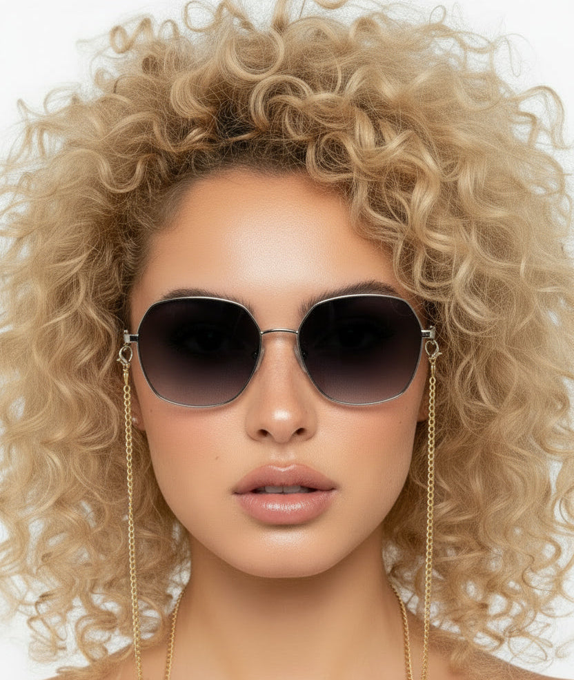 Os Óculos Valerie foram criados para mulheres que amam acessórios marcantes, modernos e cheios de personalidade. Com armação pequena em formato hexagonal, esse modelo combina perfeitamente a estética fashionista com um toque ousado e contemporâneo.
As lentes espelhadas com efeito degradê trazem sofisticação ao visual enquanto oferecem proteção UV400 para mais conforto e segurança em ambientes externos. O grande destaque fica por conta da corrente decorativa estilosa, que adiciona um detalhe único e cheio d