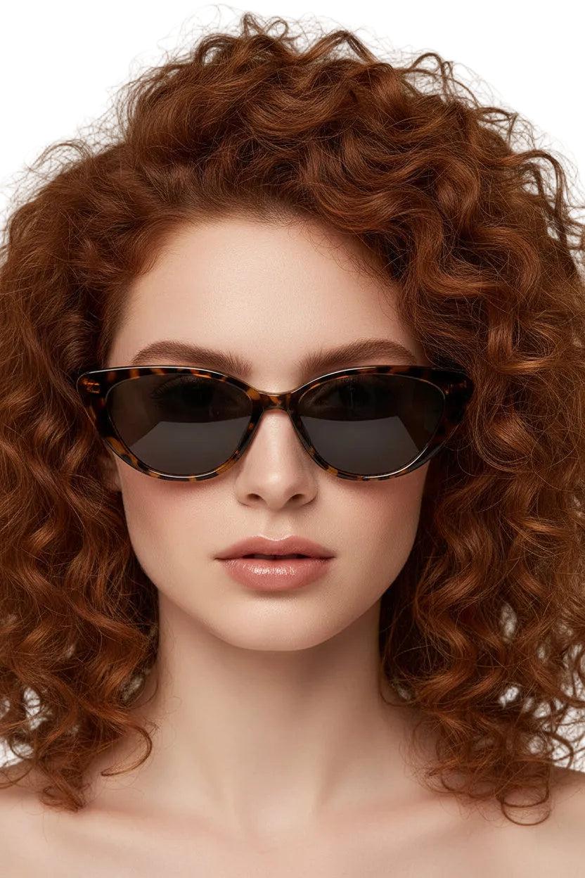 Óculos de Sol Feminino Cat Eye Siena — Elegância Fashion com Proteção Inteligente
Os Óculos Cat Eye Leopardo são o acessório perfeito para mulheres que amam unir sofisticação, personalidade e tendências modernas em um único look. Seu design pequeno estilo olho de gato traz uma estética elegante e fashionista que valoriza o rosto com charme e atitude.