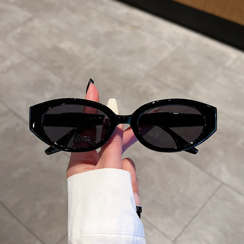 Óculos de Sol Feminino Suzie 1208 — Elegância Vintage com Toque Sofisticado