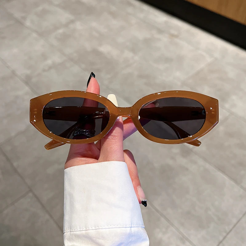 Óculos de Sol Feminino Suzie 1208 — Elegância Vintage com Toque Sofisticado
