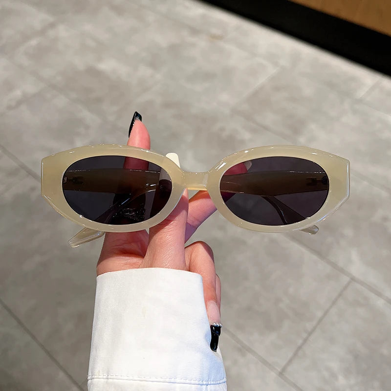 Óculos de Sol Feminino Suzie 1208 — Elegância Vintage com Toque Sofisticado