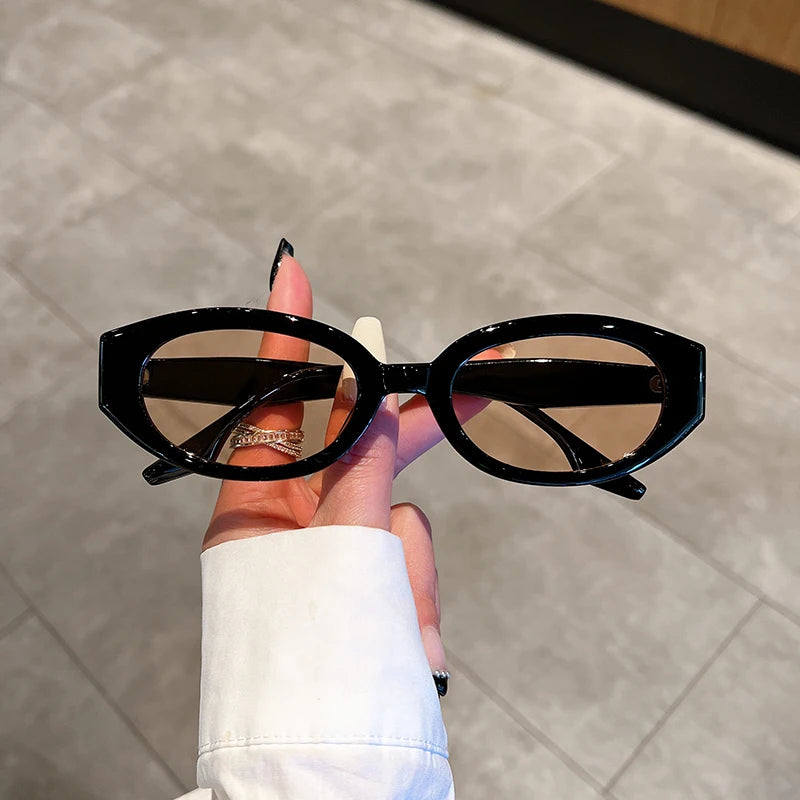 Óculos de Sol Feminino Suzie 1208 — Elegância Vintage com Toque Sofisticado