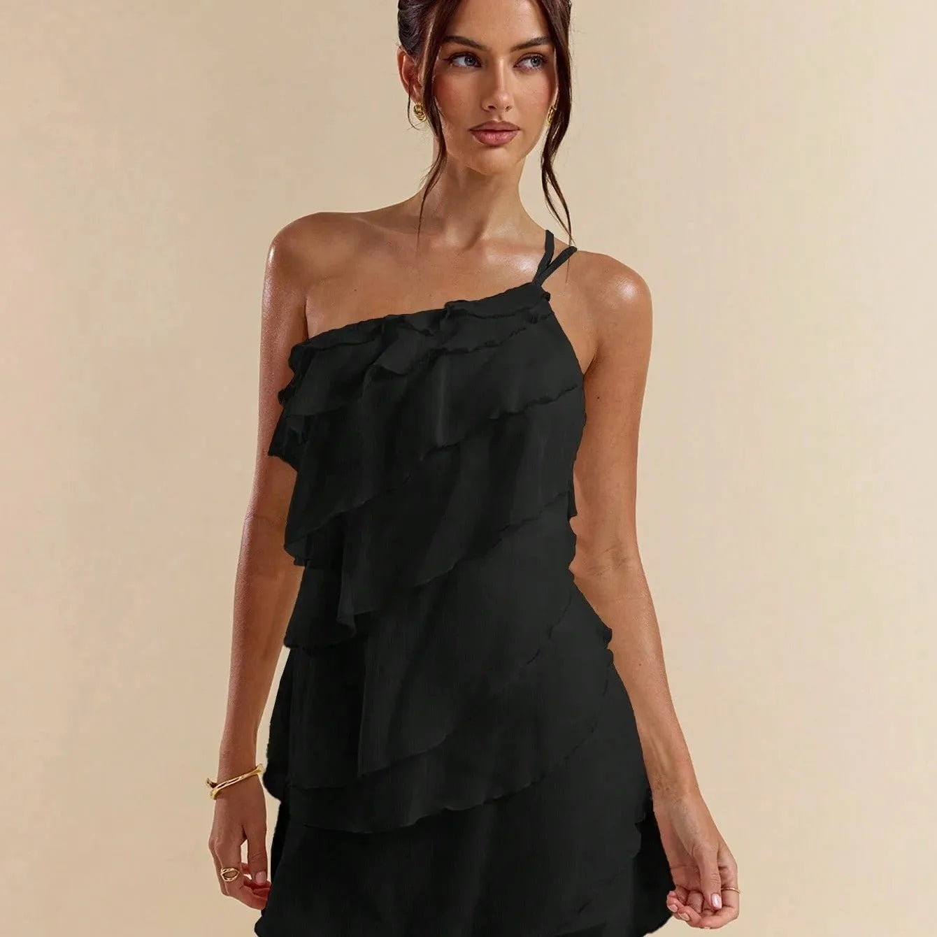 Vestido  Fiorella | Curto assimétrico com babados e costas nuas | Gata Raposa