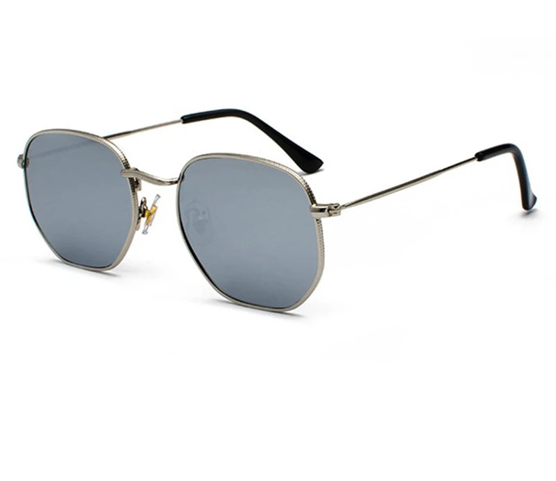 Óculos Hexagonais Retrô UV400 — Estilo e Proteção em Todos os Momentos

Transforme seus looks com um acessório moderno, sofisticado e cheio de personalidade. Os óculos retrô hexagonais da Gata Raposa unem design fashion com proteção UV400, garantindo conforto visual e muito estilo para o dia a dia, viagens, praia e momentos ao ar livre.

Com armação metálica leve e resistente, esse modelo combina perfeitamente com produções casuais, elegantes e tendências streetwear ou boho chic. As lentes espelhadas com pr