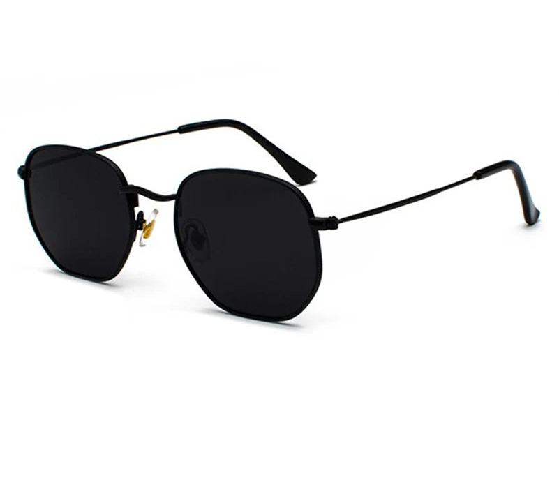 Óculos Hexagonais Retrô UV400 — Estilo e Proteção em Todos os Momentos

Transforme seus looks com um acessório moderno, sofisticado e cheio de personalidade. Os óculos retrô hexagonais da Gata Raposa unem design fashion com proteção UV400, garantindo conforto visual e muito estilo para o dia a dia, viagens, praia e momentos ao ar livre.

Com armação metálica leve e resistente, esse modelo combina perfeitamente com produções casuais, elegantes e tendências streetwear ou boho chic. As lentes espelhadas com pr