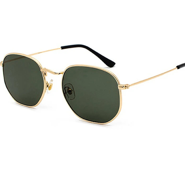 Óculos Hexagonais Retrô UV400 — Estilo e Proteção em Todos os Momentos

Transforme seus looks com um acessório moderno, sofisticado e cheio de personalidade. Os óculos retrô hexagonais da Gata Raposa unem design fashion com proteção UV400, garantindo conforto visual e muito estilo para o dia a dia, viagens, praia e momentos ao ar livre.

Com armação metálica leve e resistente, esse modelo combina perfeitamente com produções casuais, elegantes e tendências streetwear ou boho chic. As lentes espelhadas com pr
