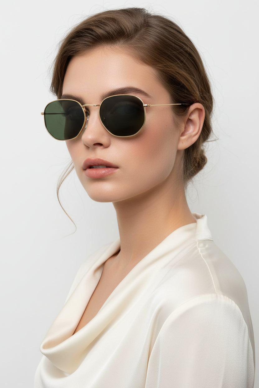 Óculos Hexagonais Retrô UV400 — Estilo e Proteção em Todos os Momentos

Transforme seus looks com um acessório moderno, sofisticado e cheio de personalidade. Os óculos retrô hexagonais da Gata Raposa unem design fashion com proteção UV400, garantindo conforto visual e muito estilo para o dia a dia, viagens, praia e momentos ao ar livre.

Com armação metálica leve e resistente, esse modelo combina perfeitamente com produções casuais, elegantes e tendências streetwear ou boho chic. As lentes espelhadas com pr