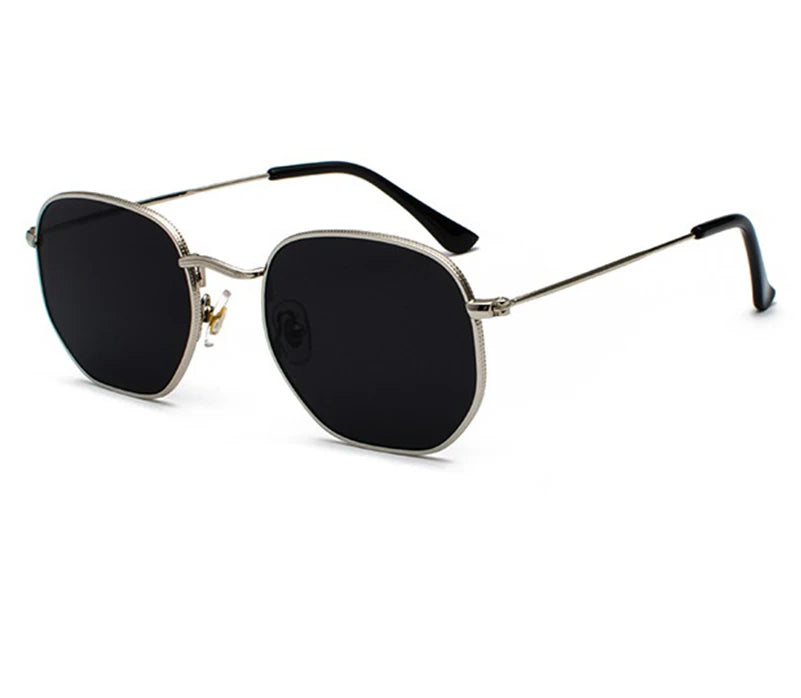 Óculos Hexagonais Retrô UV400 — Estilo e Proteção em Todos os Momentos

Transforme seus looks com um acessório moderno, sofisticado e cheio de personalidade. Os óculos retrô hexagonais da Gata Raposa unem design fashion com proteção UV400, garantindo conforto visual e muito estilo para o dia a dia, viagens, praia e momentos ao ar livre.

Com armação metálica leve e resistente, esse modelo combina perfeitamente com produções casuais, elegantes e tendências streetwear ou boho chic. As lentes espelhadas com pr