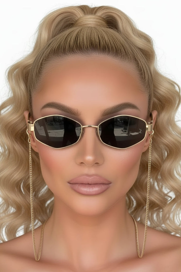 Óculos Valerie — Atitude Fashion com Elegância Moderna

Os Óculos Valerie foram criados para mulheres que amam acessórios marcantes, modernos e cheios de personalidade. Com armação pequena em formato hexagonal, esse modelo combina perfeitamente a estética fashionista com um toque ousado e contemporâneo.

As lentes espelhadas com efeito degradê trazem sofisticação ao visual enquanto oferecem proteção UV400 para mais conforto e segurança em ambientes externos. O grande destaque fica por conta da corrente deco