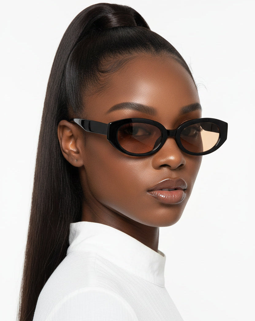 Óculos de Sol Feminino Suzie 1208 — Elegância Vintage com Toque Sofisticado

O Óculos Suzie 1208 é a combinação perfeita entre charme retrô e sofisticação moderna. Seu design oval vintage traz personalidade ao look, enquanto os detalhes delicados e o acabamento elegante transformam qualquer produção em uma composição refinada e estilosa.

Com armação leve em policarbonato resistente, esse modelo foi desenvolvido para proporcionar conforto durante todo o dia sem abrir mão da elegância. As lentes com proteção