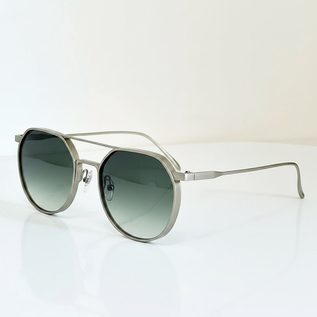 Óculos de Sol Melina — Elegância Moderna com Proteção Premium

Os Óculos de Sol Melina unem sofisticação, modernidade e alta proteção visual em um acessório indispensável para compor looks elegantes em qualquer ocasião. Seu design oval fashion traz um visual refinado e atemporal que combina perfeitamente com produções casuais, praianas e estilos mais sofisticados.