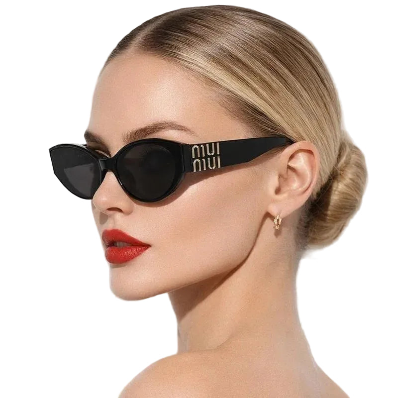 Os Óculos de Sol Mia foram criados para quem ama acessórios modernos, elegantes e cheios de personalidade. Seu design oval minimalista combinado às lentes degradê traz um visual sofisticado e fashionista que combina perfeitamente com diferentes estilos e ocasiões.

Com estética clean e contemporânea, esse modelo unissex é ideal para compor looks casuais sofisticados com muito charme e autenticidade. A armação em policarbonato proporciona leveza e conforto para o uso diário, enquanto as lentes com proteção U